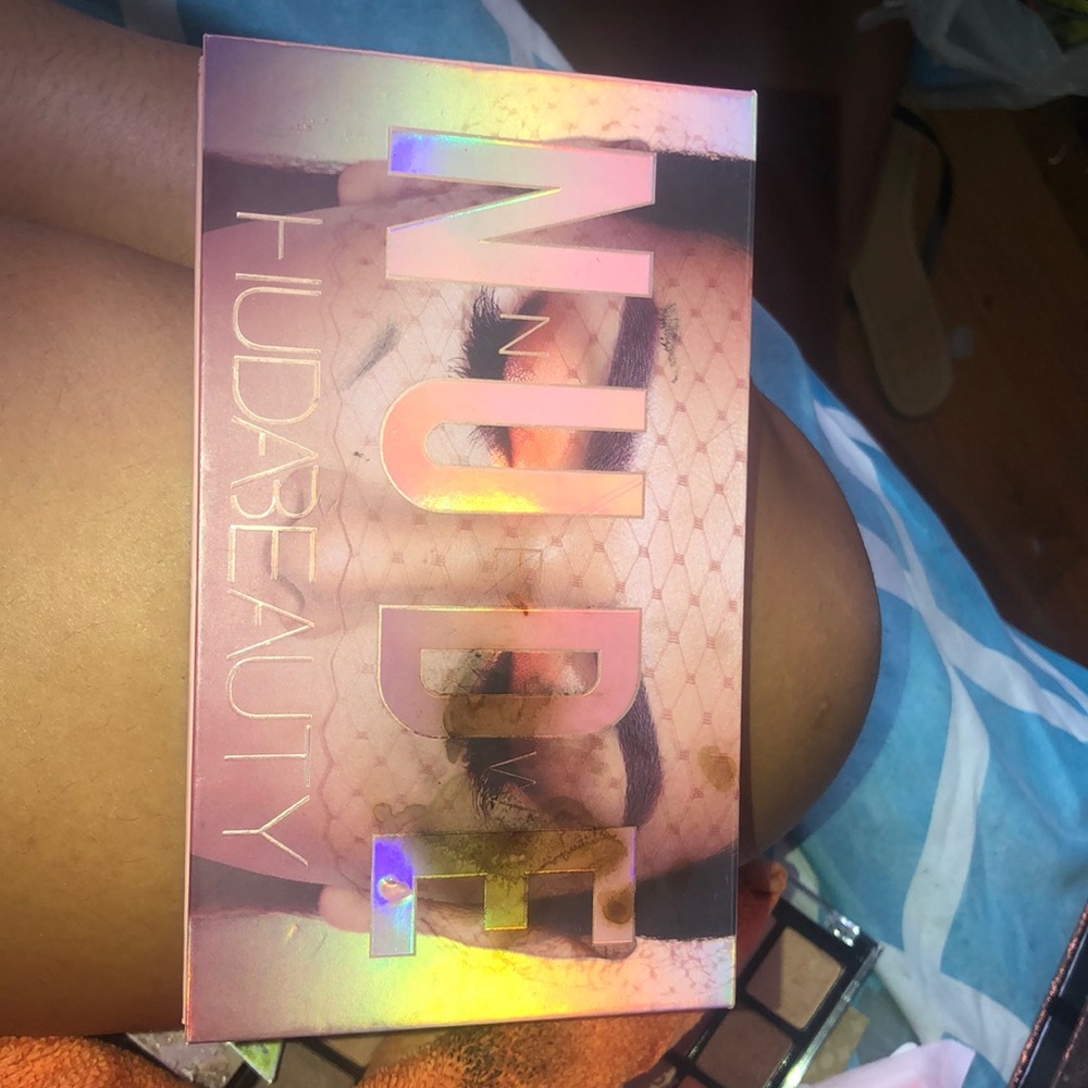 Huda beauty new nude palette used